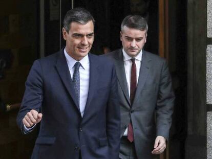 Iván Redondo, tras Pedro Sánchez en el Congreso de los Diputados.