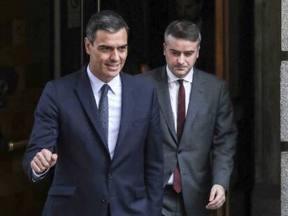 Iván Redondo, tras Pedro Sánchez en el Congreso de los Diputados. 