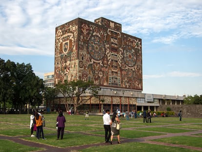 Personas caminan en la explanada de la Universidad Nacional Autónoma de México, en una imagen de archivo.