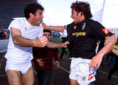 Ferrara y Del Piero celebran el título del Juventus.