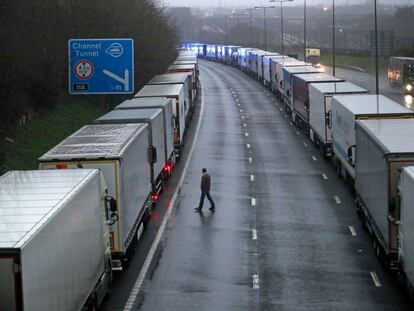 Camiones aparcados en la M20, a su paso por Kent, cerca del puerto de Dover, este lunes 21 de diciembre.