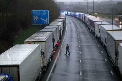 Camiones aparcados en la M20, a su paso por Kent, cerca del puerto de Dover, este lunes 21 de diciembre.
