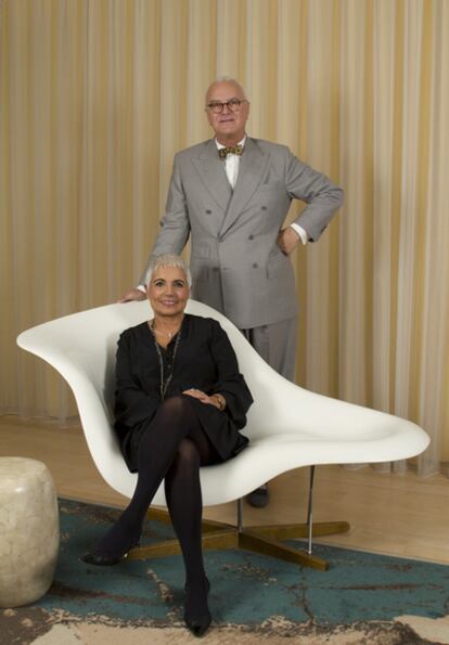 Imagen facilitada por Tous en la que se ve al diseñador Manolo Blahnik y Rosa Oriol de Tous