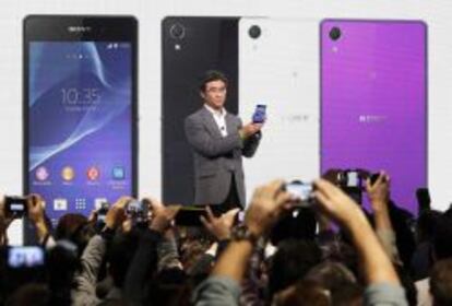 El consejero delegado de Sony Mobile, Kunimasa Suzuki, muestra la nueva versión de su teléfono insignia, el Xperia Z2.