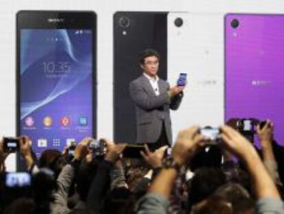 El consejero delegado de Sony Mobile, Kunimasa Suzuki, muestra la nueva versión de su teléfono insignia, el Xperia Z2.