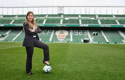 Cuando en 2014 Patricia Rodríguez Barrios cambió su carrera de consultora por la dirección general de la SD Eibar se topó con la incredulidad de amigos y familiares. Sin embargo, el tiempo le ha dado la razón. En sus años en la aldea gala del fútbol español consolidó un proyecto que sigue asombrando por su solidez y tras fichar por el Elche CF, en verano de 2019, logró devolver a los franjiverdes a la máxima categoría. “Me encantaría ser un referente para que detrás vengan muchas más”, explicó hace unos meses en EL PAÍS esta pionera de los despachos en el fútbol.