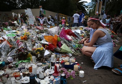 La gente segu&iacute;a acerc&aacute;ndose esta ma&ntilde;ana a la casa donde vivi&oacute; Nelson Mandela en Johannesburgo (Sud&aacute;frica) cuya entrada sigue llena de ramos de flores. 