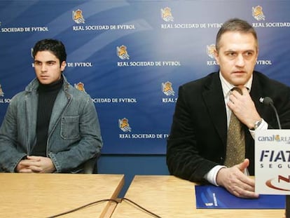 José Luis Astiazaran, ayer, junto a Arteta, cedido al Everton.