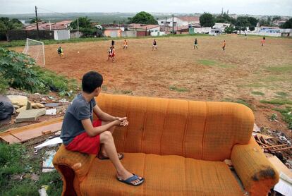 'Pelada' (partido que se juega descalzo en las calles y playas de Brasil) en el barrio de Bom Pastor, en Natal. 11 de mayo de 2014.