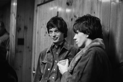 Mick Jagger y Keith Richards esperando en el backstage. Estados Unidos. 1965. © Gered Mankowitz