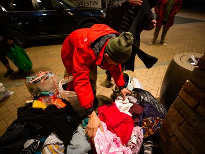 Recently arrived exiles sort through clothing and supplies donated by other members of the Nicaraguan diaspora in the US; February 2023.