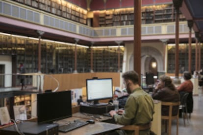 Estudiantes en la biblioteca de la Universidad de Barcelona.