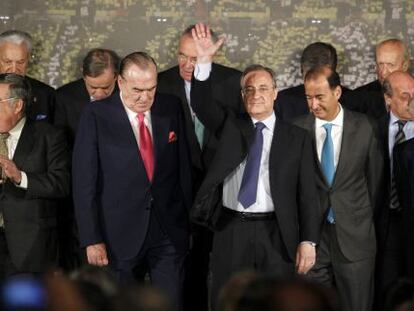 Florentino Pérez, rodeado de los miembros de su junta directiva.