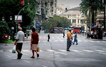 La plaza del Ayuntamiento de Valencia se cerró al tráfico privado para deleite de los peatones y conductores de autobús.