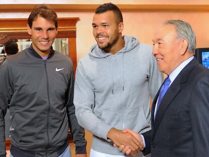 Nadal, Tsonga, y el presidente kazajo, Nursultán Nazarbáyev, tras el partido.