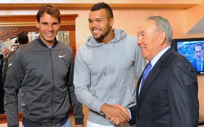 Nadal, Tsonga, y el presidente kazajo, Nursultán Nazarbáyev, tras el partido.