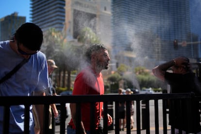 Personas se refrescan con brisa artificial en Las Vegas (Nevada), el 7 de julio.