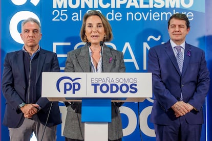 La secretaria general del PP, Cuca Gamarra, junto ael vicesecretario de Coordinación Autonómica, Local y Análisis Electoral, Elías Bendodo (i) y el presidente del PP de Castilla y León, Alfonso Fernández Mañueco (d), en Burgos, este lunes.