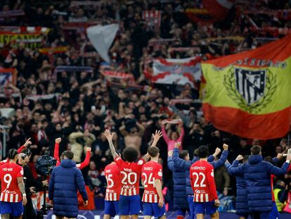 Los jugadores del Atlético celebran el pase a los cuartos de final de la Copa después de derrotar al Madrid.