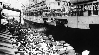 El 'Sinaia' llega al puerto de Veracruz (México) en junio de 1939 con cerca de 1.600 exiliados republicanos españoles, en una imagen de una exposición montada en 2004 en Chapultepec por el Ateneo Español de Ciudad de México.