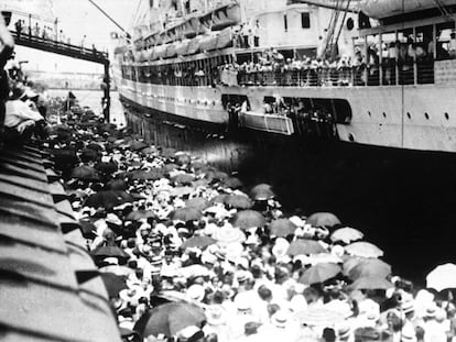 El 'Sinaia' llega al puerto de Veracruz (México) en junio de 1939 con cerca de 1.600 exiliados republicanos españoles, en una imagen de una exposición montada en 2004 en Chapultepec por el Ateneo Español de Ciudad de México.