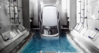 Un coche durante el baño previo a la pintura en la cadena de montaje de VW.