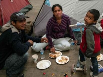 Los solicitantes de asilo en EE UU tendrán que esperar su caso en territorio mexicano. El Gobierno de López Obrador acepta darles  visas humanitarias  mientras esperan