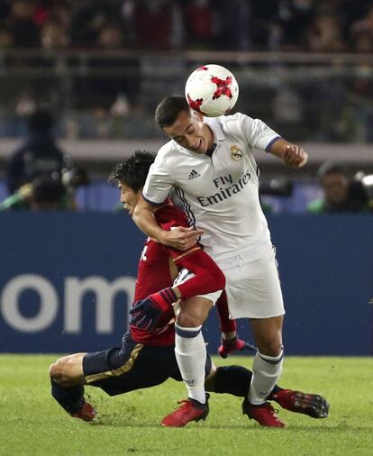 Lucas Vazquez (derecha), del Real Madrid, cabecea el balón ante la presencia de Shuto Yamamoto del Kashima Antlers.