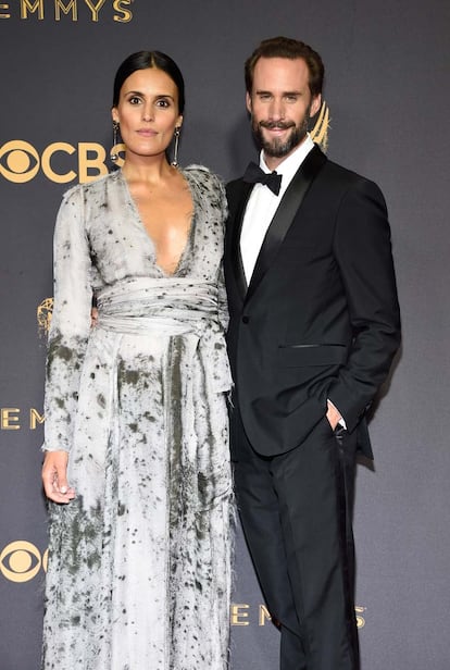 Maria Dolores Dieguez y Joseph Fiennes, de The Handmaid's Tale.