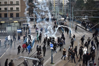 La policía antidisturbios lanza gas lacrimógeno a los participantes de una manifestación pidiendo justícia por Theo, un joven trabajador que tuvo que recibir cirugía tras ser supuestamente violado con una porra, en Bogigny, al norte de París (Francia).