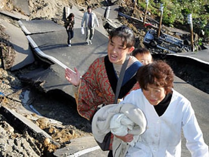 Vecinos de la localidad de Ojiya, al norte de Japón, cruzan una carretera.