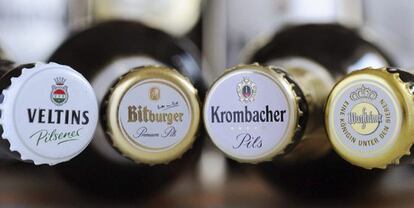Varios botellines de cerveza en una taberna en Alemania