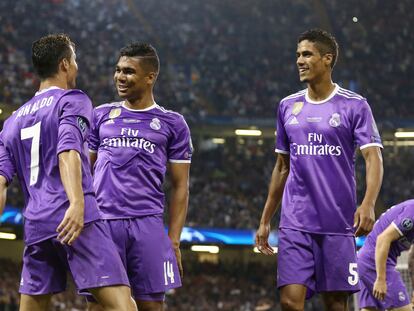 Cristiano Ronaldo, Casemiro y Varane celebran un gol del portugués en la final de la Champions de 2017 ante la Juventus.