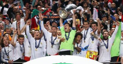 Casillas levanta el trofeo de la décima Champions del Madrid.