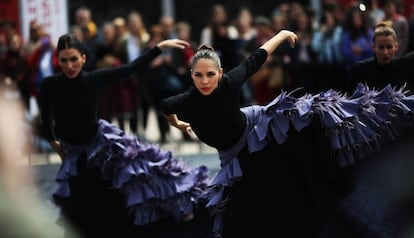 Tres bailarinas del Ballet Nacional bailan frente al público.