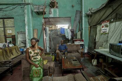 Habitantes del edificio OCPT, Kinshasa. 2013.