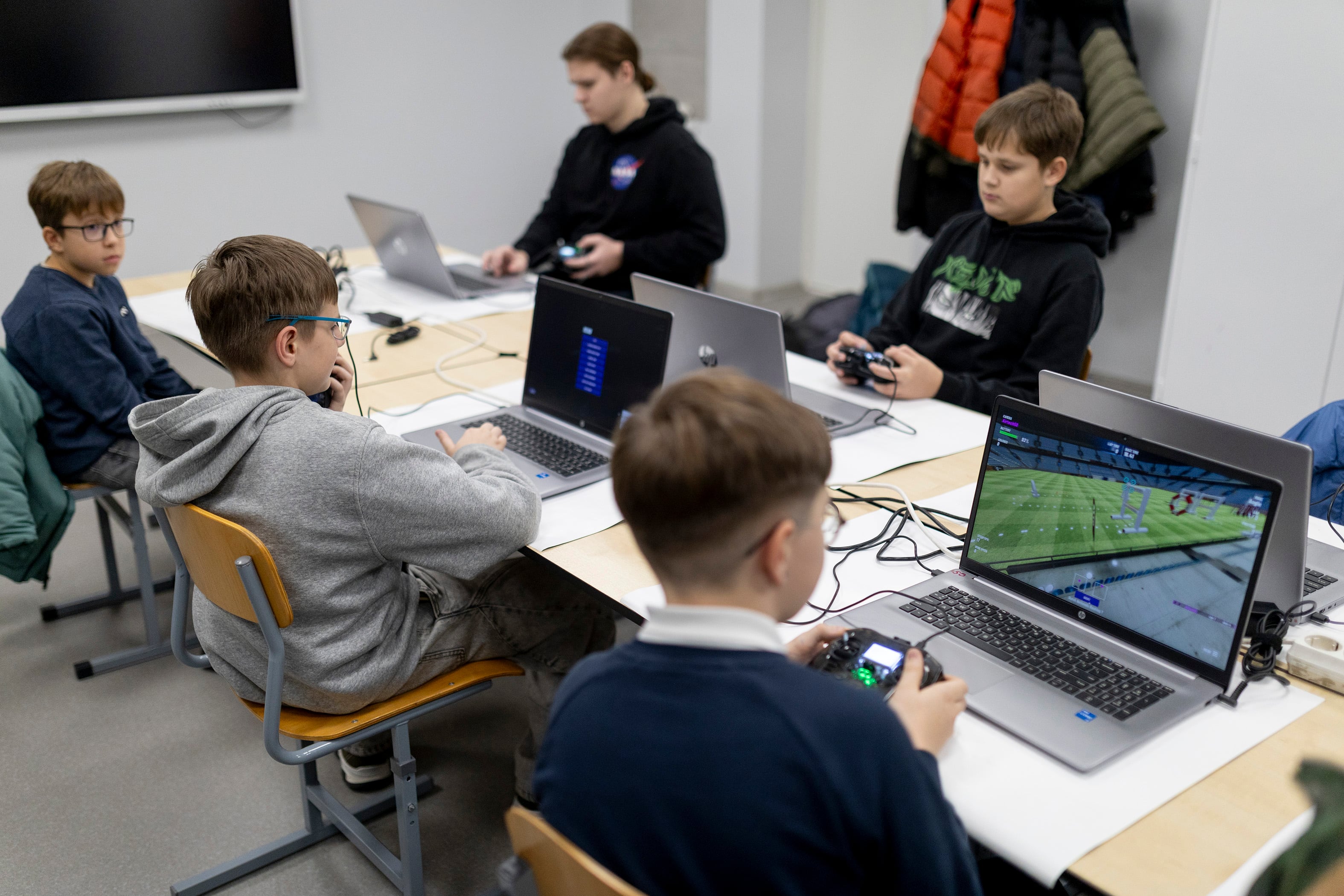 Unos niños aprender a pilotar drones con unos simuladores, el 13 de noviembre en Jonava.