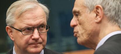 El comisario Olli Rehn (izquierda) y el ministro de Finanzas chipriota Michail Sarris, en la reuni&oacute;n en Bruselas.