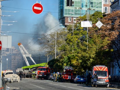 Varias unidades de bomberos trabajan en los edificios de un barrio de Kiev tras el impacto de un dron, este lunes.