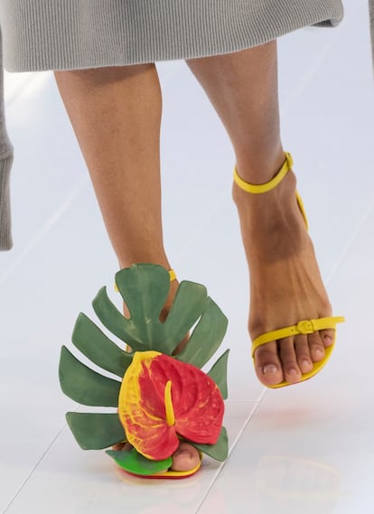 Con flores aplicadas. El desfile de Loewe acaparó todas las miradas, y es que, J.W. Anderson convirtió a la flor de antuario en la gran protagonista. Ésta apareció sobre la pasarela rematando todo tipo de prendas y accesorios y, por supuesto, los zapatos no iban a ser menos. Pero la firma española no ha sido la única que ha caído rendida ante el romanticismo de esta tendencia. Además, olvídate del clásico estampado primaveral porque éste deja paso a las aplicaciones y bordados, que aparecen, en su mayoría, a modo de broche en el empeine, transfo a los diseños en una auténtica joya.