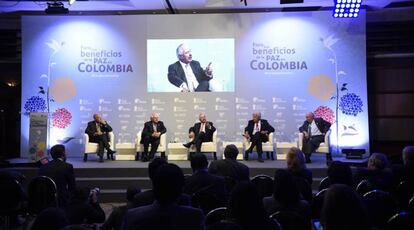 Los expresidentes Álvaro Arzú (Guatemala), Ernesto Samper (Colombia), Felipe González (España) y Ricardo Lagos (Chile) charlan junto al periodista colombiano Dario Arizmendi (centro) en el Foro Los beneficios de la Paz en Colombia.