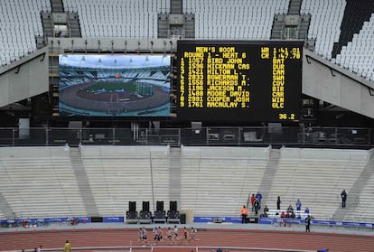 El marcador del estadio olímpico muestra los participantes en la prueba de 800m masculinos.