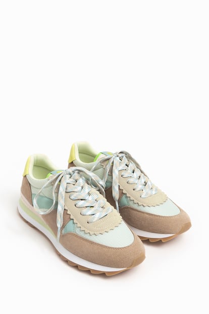 Si tu madre se ha convertido en una incondicional de las zapatillas, regálale unas para ampliar su colección como estas en varios colores y de diseño de inspiración vintage de Bimba y Lola.

115€