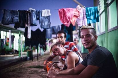 Migrantes cubanos esperando entrar en las listas para la salida de Costa Rica hacia los Estados Unidos en el albergue de la Escuela bilingüe en  el municipio de La Cruz, Guanacaste, Costa Rica.