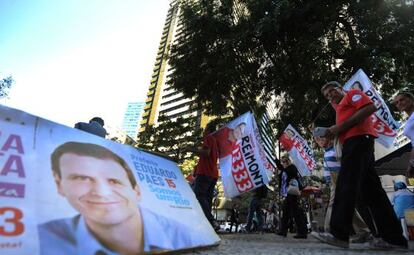 Un cartel electoral de Eduardo Paes, en Río.