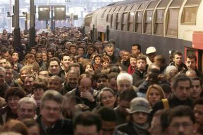 Viajeros en la estación ferroviaria parisiense de Saint-Lazare, durante la protesta de ayer contra las reformas sociales del Gobierno.