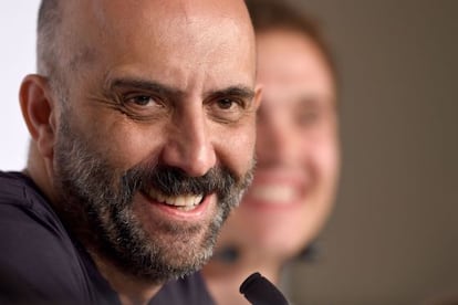 El director Gaspar Noé sonríe, durante la rueda de prensa de 'Love', hoy en Cannes.