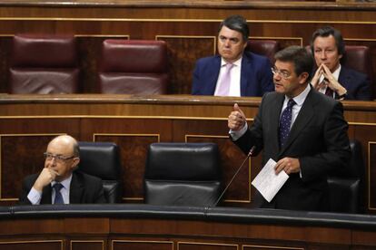 GRA063. MADRID, 05/04/2017.- El ministro de Justicia, Rafael Catalá (d), durante su intervención en la sesión de control al Gobierno celebrada hoy en el Congreso de los Diputados. EFE/Ballesteros