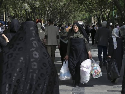 Ciudadanos iraníes pasean por Teherán, en abril.