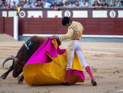 Juan Ortega, en un quite a la verónica en el primer toro de la tarde.